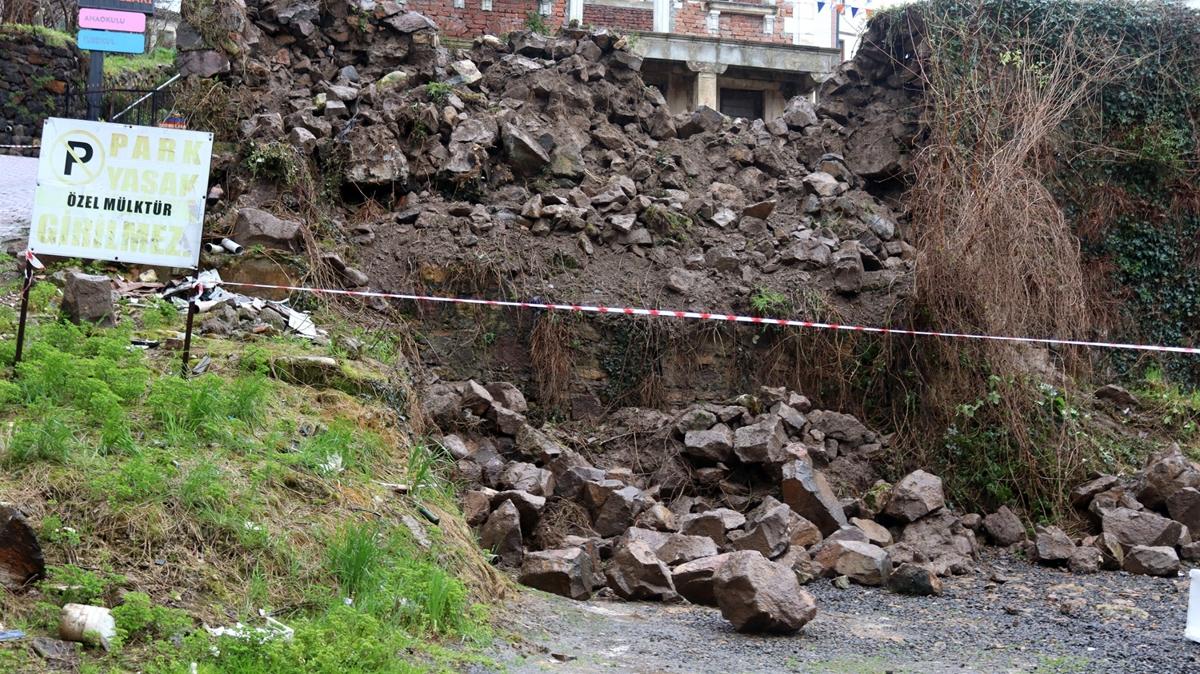 Ordu'da istinat duvar� ��kt�: �ok say�da ara�ta hasar olu�tu