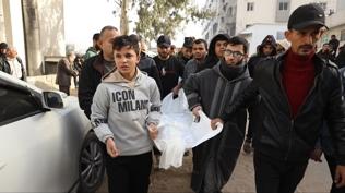 Soyk�r�mc� �srail sald�r�lar�n� s�rd�r�yor! Gazze'de siviller hedef al�nd�: 2 �l�