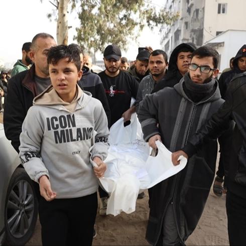 Soyk�r�mc� �srail sald�r�lar�n� s�rd�r�yor! Gazze'de siviller hedef al�nd�: 2 �l�