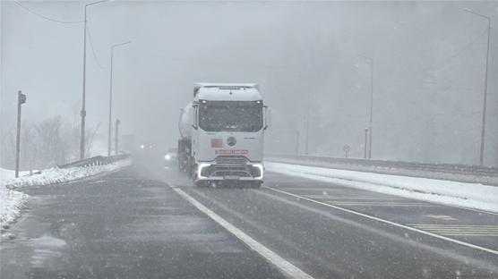 S�r�c�ler dikkat! Bolu Da��'nda kar ya���� s�r�yor