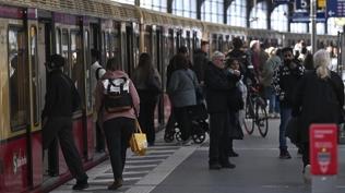 Almanya'da grev krizi: Ula��m fel� oldu