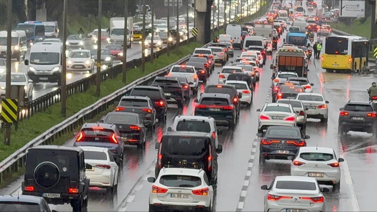 �stanbul'da haftan�n son i� g�n� trafik kilit! Yo�unluk y�zde 89'a ��kt�