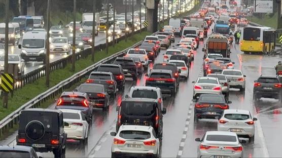 �stanbul'da haftan�n son i� g�n� trafik kilit! Yo�unluk y�zde 89'a ��kt�