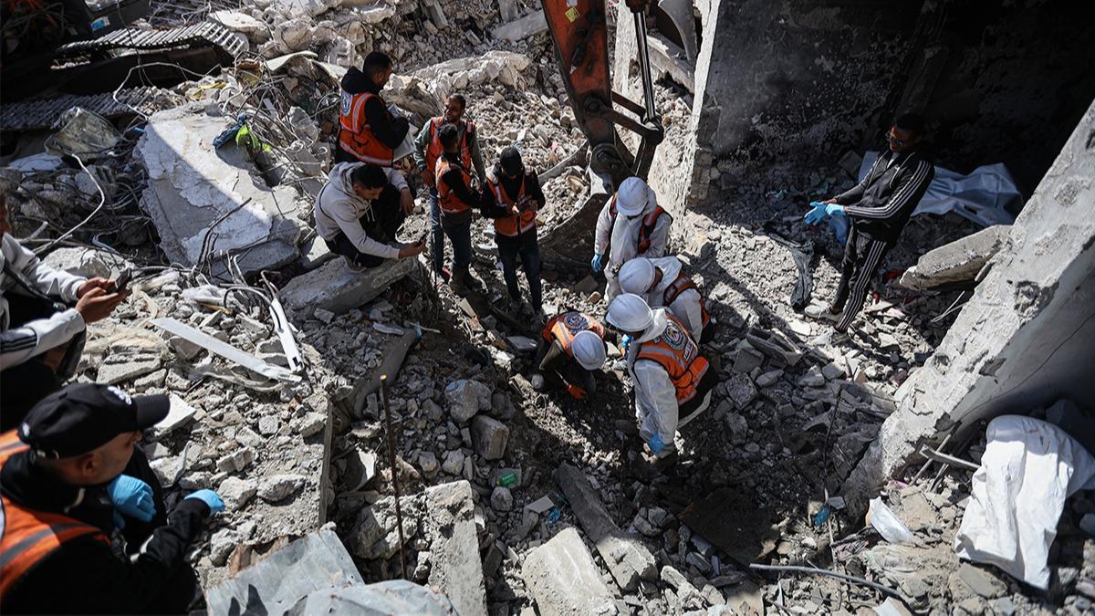 �srail'in Gazze'ye sald�r�lar�nda can kayb� 72 bin 95'e y�kseldi! Enkaz alt�ndaki cenazeler hala binlerle �l��l�yor