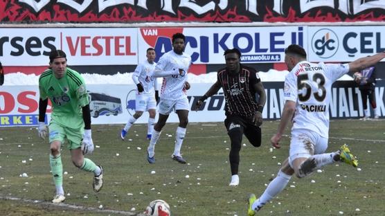 Lider Erzurumspor, Vanspor'u 3-0'la devirdi: Üst üste 11. galibiyet