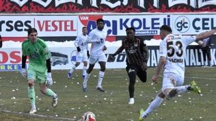 Lider Erzurumspor, Vanspor'u 3-0'la devirdi: Üst üste 11. galibiyet