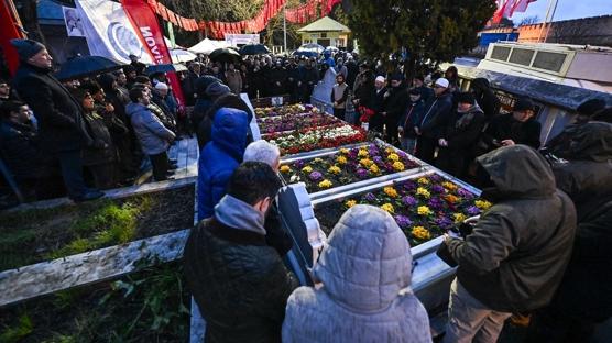 Necmettin Erbakan kabri ba��nda an�ld�