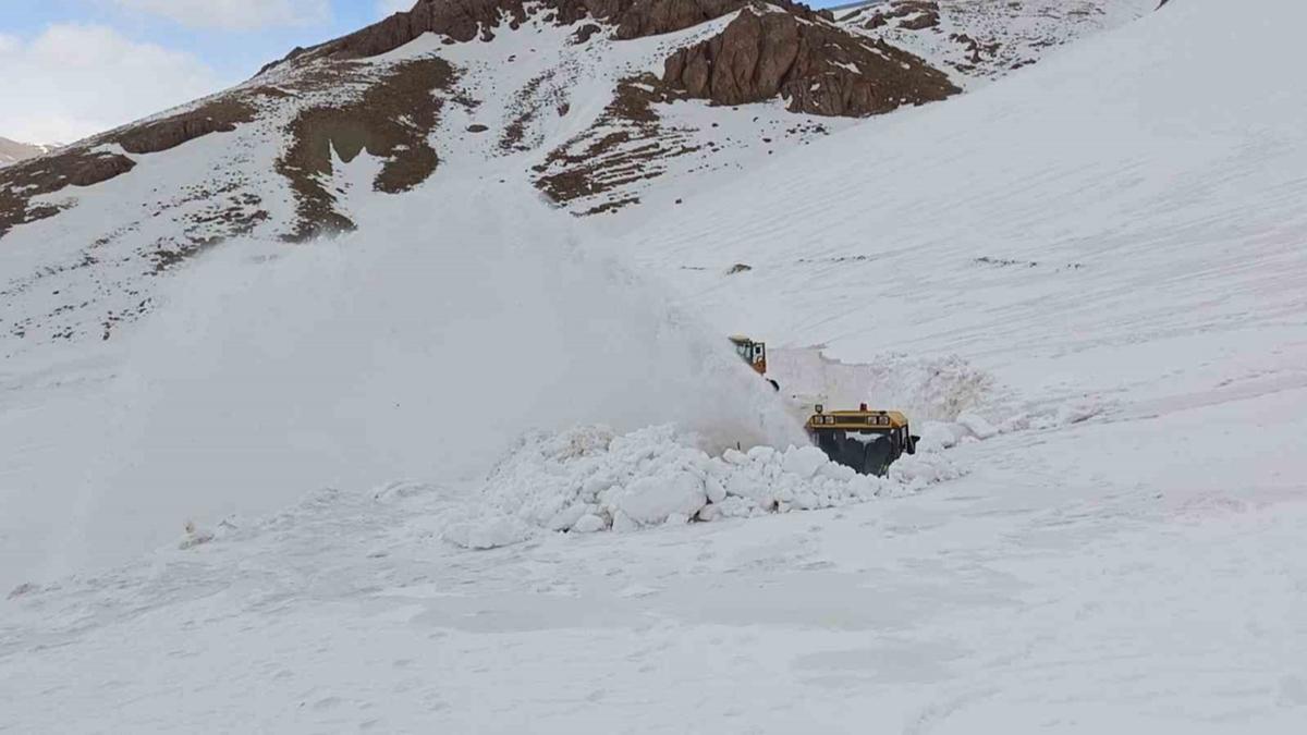 T�rkiye-�ran s�n�r�nda m�cadele! Ekipler karda kayboldu