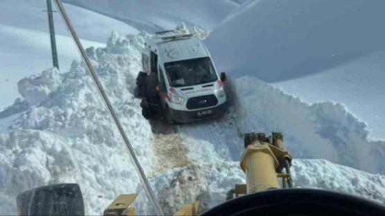 A�r�'da 2 metrelik karda zamanla yar��: 3 saat s�ren kurtarma operasyonu