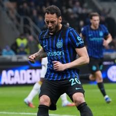 Hakan �alhano�lu golle d�nd�! Inter �ampiyonlu�a ko�uyor