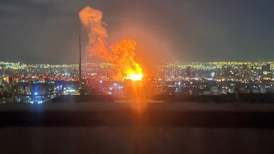 İran devlet televizyonu vuruldu, yayınlar kesildi