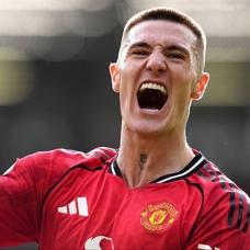 Manchester United geriden gelip kazand�