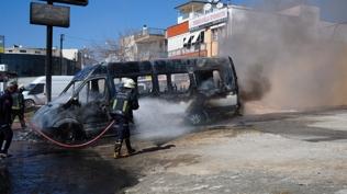 Alevlerin ortasında çığlık! Antalya'da iki araç yandı