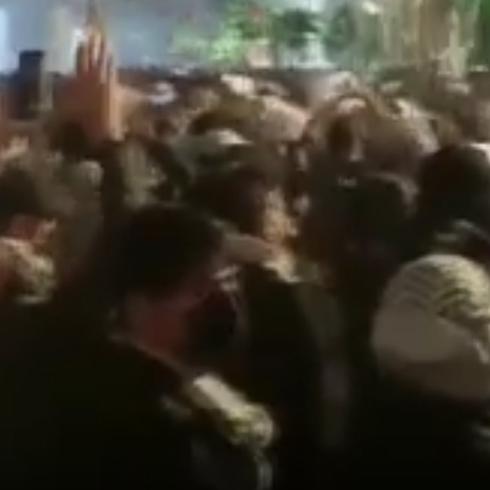 Ba�dat kar��t�! Protestocular g�venlik g��lerine ate� a�t�