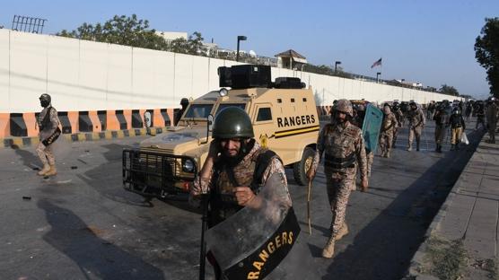 Hamaney �ld�r�ld�! Pakistan'da soka�a ��kma yasa�� ilan edildi