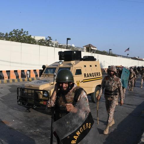 Hamaney �ld�r�ld�! Pakistan'da soka�a ��kma yasa�� ilan edildi