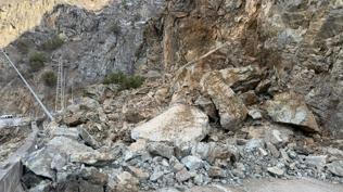 Gümüşhane'de heyelan karayolunu kapattı