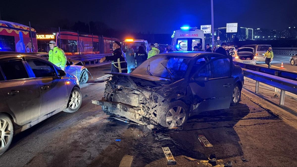 Kontrolden ��kan otomobil 3 araca �arpt�... K���k�ekmece'de zincirleme kaza