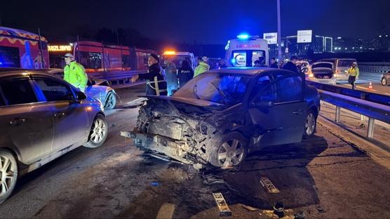 Kontrolden ��kan otomobil 3 araca �arpt�... K���k�ekmece'de zincirleme kaza