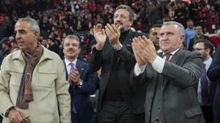 Osman A�k�n Bak: Milli tak�m�m�z bir destan yazd�.