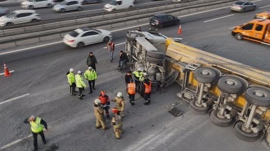 TEM Otoyolu'nda hafriyat kamyonu devrildi: Ekipler olay yerinde