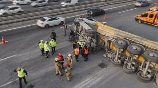 TEM Otoyolu'nda hafriyat kamyonu devrildi: Ekipler olay yerinde