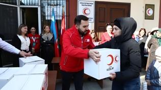 T�rk K�z�lay'dan Azerbaycan'a yard�m eli! �htiya� sahibi ailelere erzak da��t�ld�