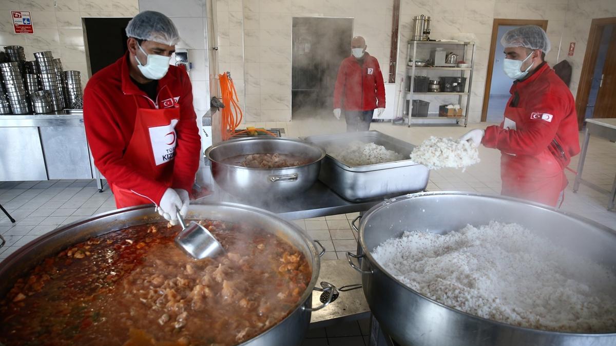 T�rk K�z�lay'dan Do�u'ya yard�m eli: �ftarda s�cak yemekler evlere ula�t�r�l�yor