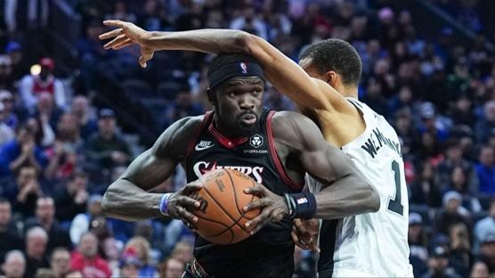Adem Bona'nın çabası yetmedi! San Antonio, Philadelphia'yı farklı yendi