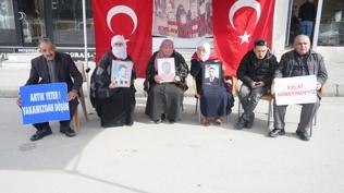 DEM Parti önünde evlat nöbeti: Acılı anneden oğluna 'teslim ol' çağrısı