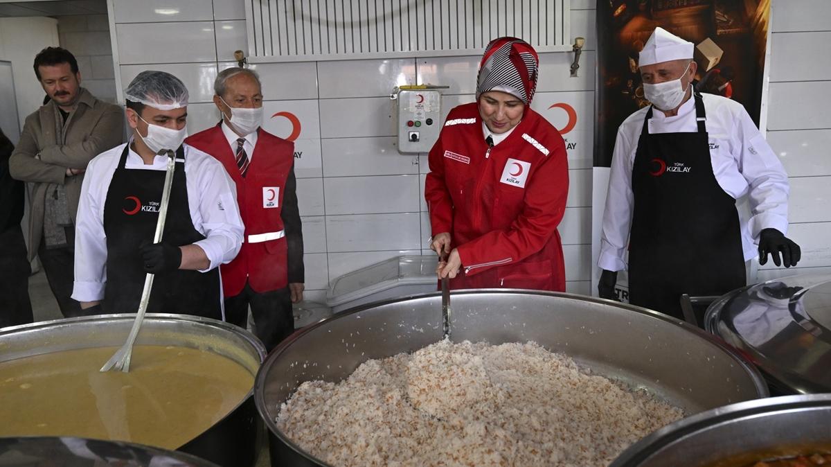 Her gün 43 aşevinden 60 bin ihtiyaç sahibine... Türk Kızılay'ın sıcak yemek desteği sürüyor