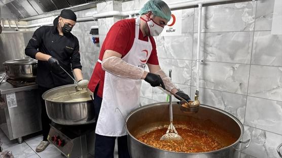 Her gün 43 aşevinden 60 bin ihtiyaç sahibine... Türk Kızılay'ın sıcak yemek desteği sürüyor