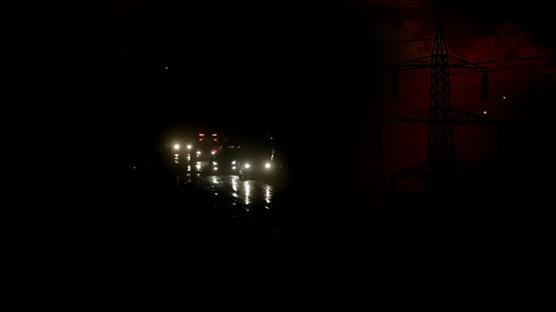 Kom�uda elektrikler kesildi! Sistem tamamen ��kt� �lke karanl��a g�m�ld�