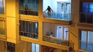 Balkondan eline ne ge�tiyse f�rlatt�! Kom�ular�yla tart��an kad�n sinir krizi ge�irdi