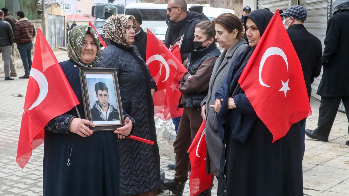 DEM Parti �n�nde evlat n�beti:  �ocuklar�m�z� g�mmeyelim, silahlar� g�melim