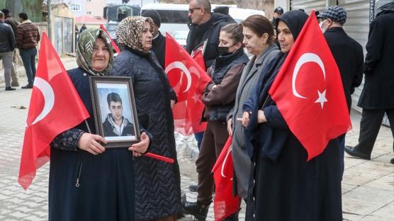 DEM Parti �n�nde evlat n�beti:  �ocuklar�m�z� g�mmeyelim, silahlar� g�melim