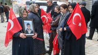 DEM Parti �n�nde evlat n�beti:  �ocuklar�m�z� g�mmeyelim, silahlar� g�melim