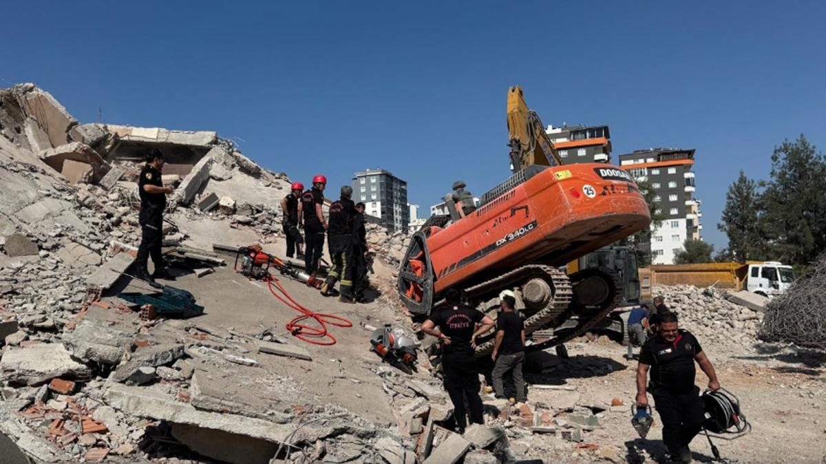 Elaz��'da faciaya ramak kala: Hasarl� bina i� makinesinin �st�ne devrildi