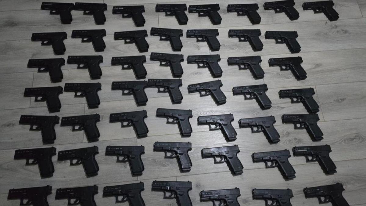 Evinden cephanelik ��kt�! �stanbul'da bir zanl� yakaland�