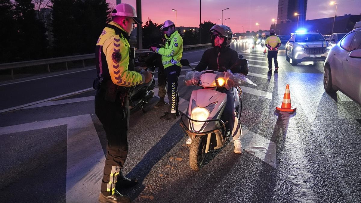 Polis ekiplerinden �stanbul'da taral� alan ihlali uygulamas�