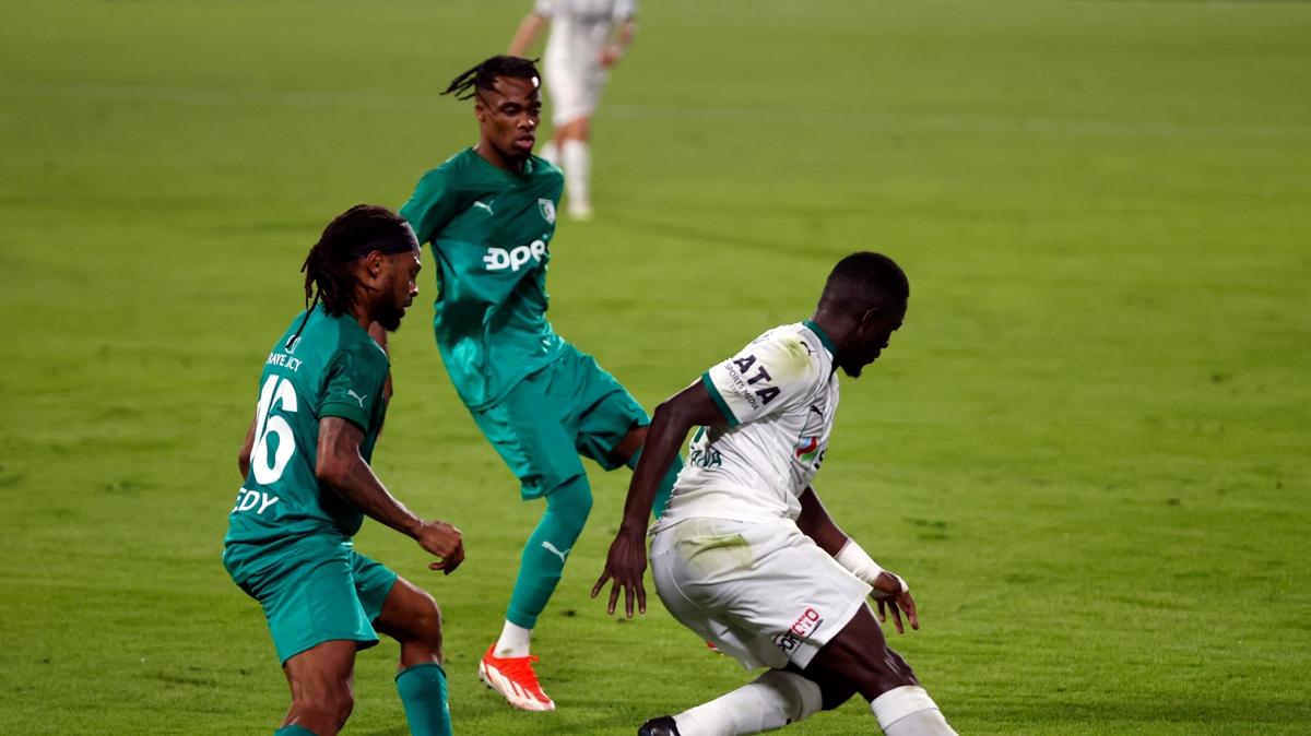 T�rkiye Kupas� ma��nda �rk��l�k yapan taraftar stadyumdan ��kar�ld�!