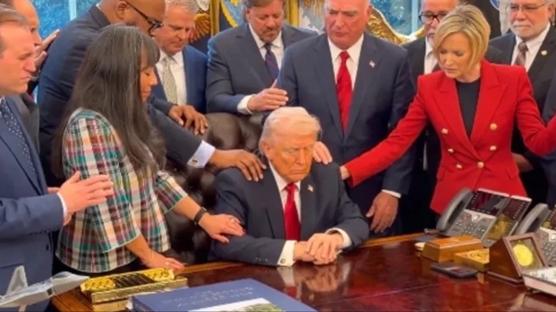 Trump'�n etraf�n� sar�p dua ettiler