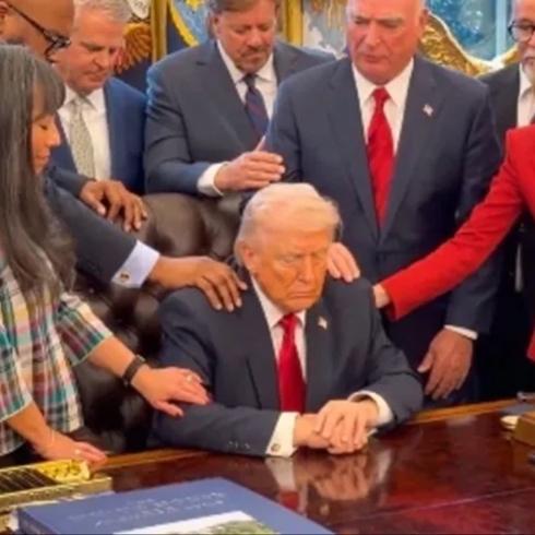 Trump'�n etraf�n� sar�p dua ettiler