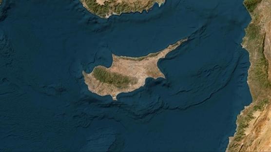 �ktidar ve ana muhalefet kar�� kar��ya geldi! G�ney K�br�s'ta �ngiliz �sleri tart��mas�