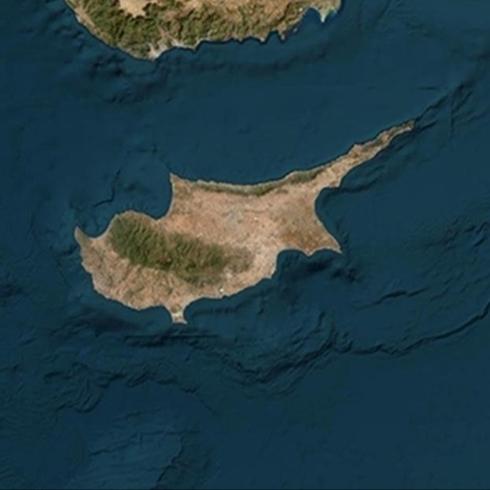 �ktidar ve ana muhalefet kar�� kar��ya geldi! G�ney K�br�s'ta �ngiliz �sleri tart��mas�