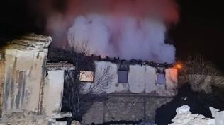 U�ak'ta korkutan yang�n... �ki katl� ev alevlere teslim oldu