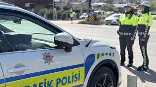 Alkoll� s�r�c�ye ceza ya�d�: �Dur' ihtar�na uymad�, polis arac�na �arpt�