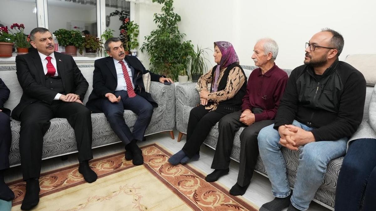 Bakan Tekin ve �ift�i'den �ld�r�len ��retmen Fatma Nur �elik'in ailesine taziye ziyareti