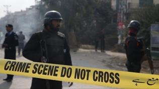 Pakistan'da bombal� sald�r�da 2 polis �ld�