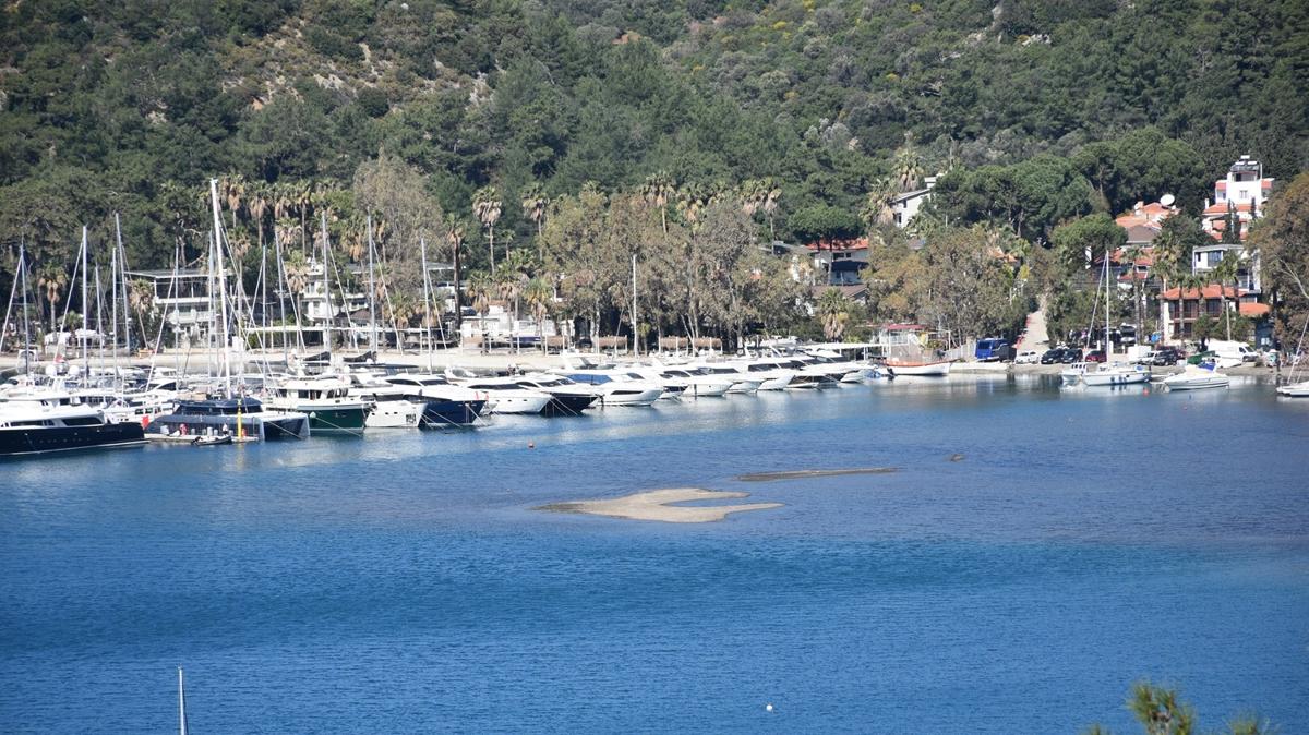 Tekneler karaya oturdu: Marmaris'te deniz suyu yakla��k 5 metre �ekildi
